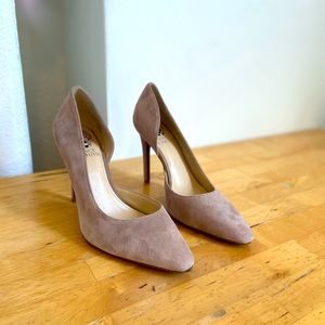 LIKE NEW NEVER WORN Vince Camuto Nude Beige Suede Pointed Toe Heels Stilettos